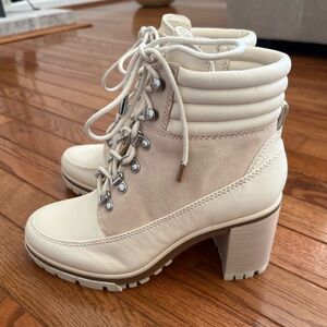 NWOT Vince Camuto Donenta Women's Cream Lace-Up Ankle Boots